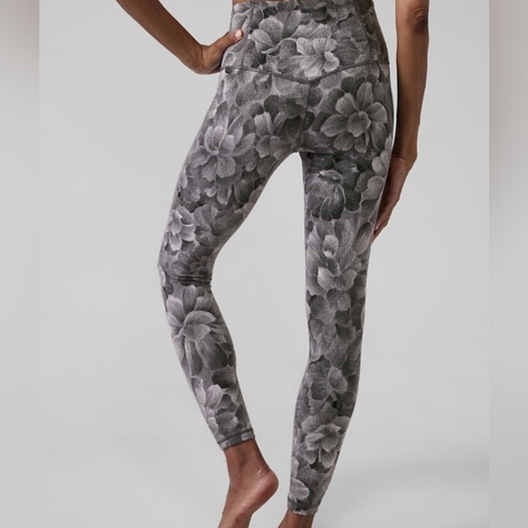 Athleta Salutation Stash Pocket 7/8 Legging in White & Black Floral Size L - Picture 2 of 10